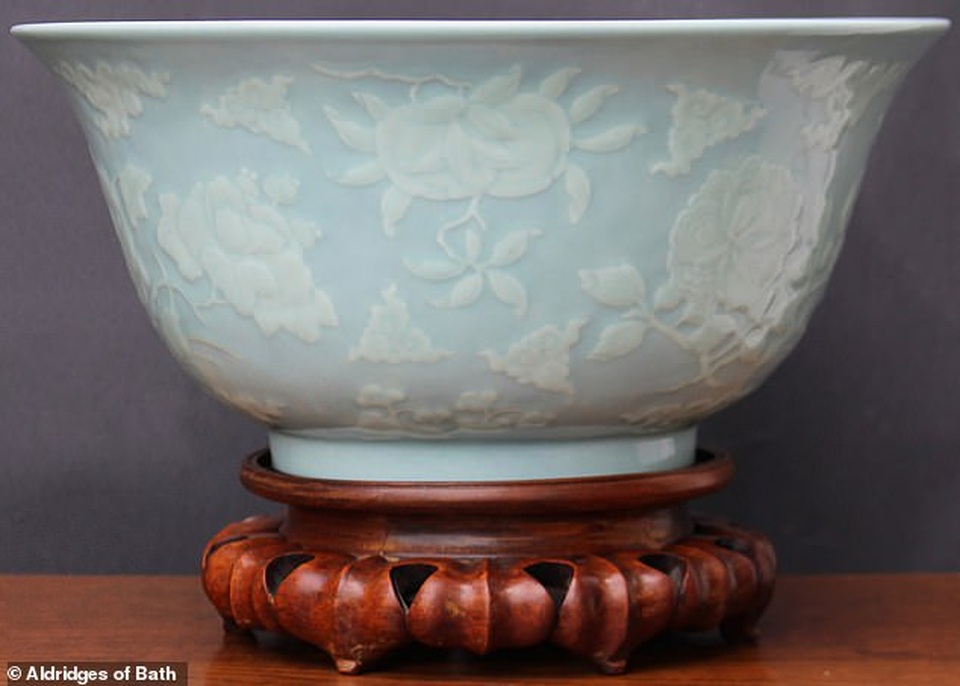 Bát sứ tăng giá 10 lần sau nhiều năm bị bỏ quên - 1 Bát sứ tăng giá 10 lần sau nhiều năm bị bỏ quên - 1