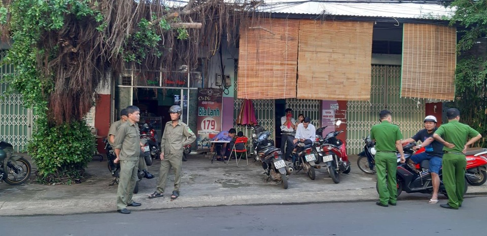 Đâm chết đồng nghiệp vì từ chối cụng ly - 1