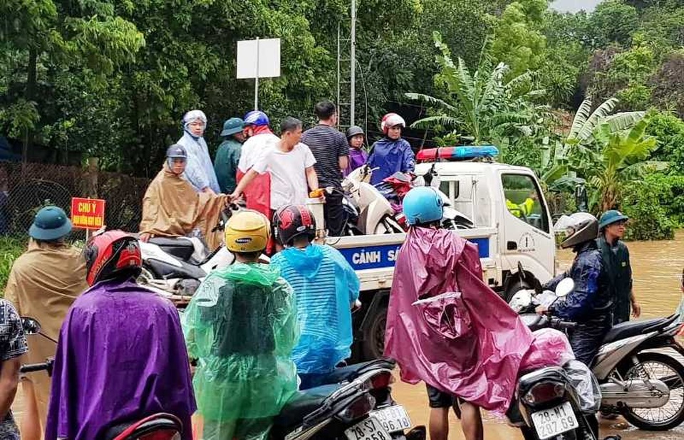 CSGT dùng xe chuyên dụng giúp dân qua đoạn đường ngập sâu - 5 CSGT dùng xe chuyên dụng giúp dân qua đoạn đường ngập sâu - 5