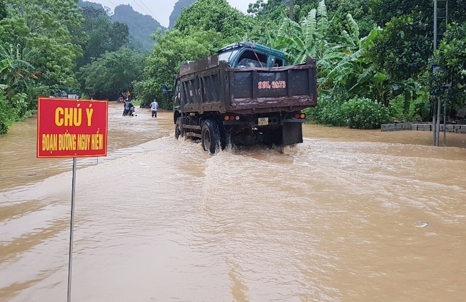 CSGT dùng xe chuyên dụng giúp dân qua đoạn đường ngập sâu - 1 CSGT dùng xe chuyên dụng giúp dân qua đoạn đường ngập sâu - 1
