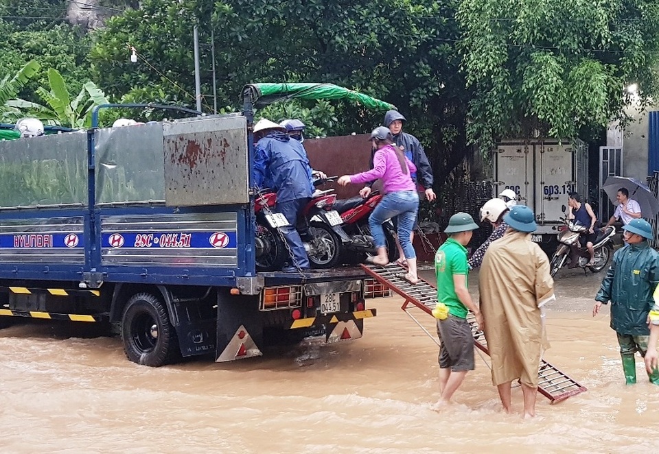 CSGT dùng xe chuyên dụng giúp dân qua đoạn đường ngập sâu - 6 CSGT dùng xe chuyên dụng giúp dân qua đoạn đường ngập sâu - 6