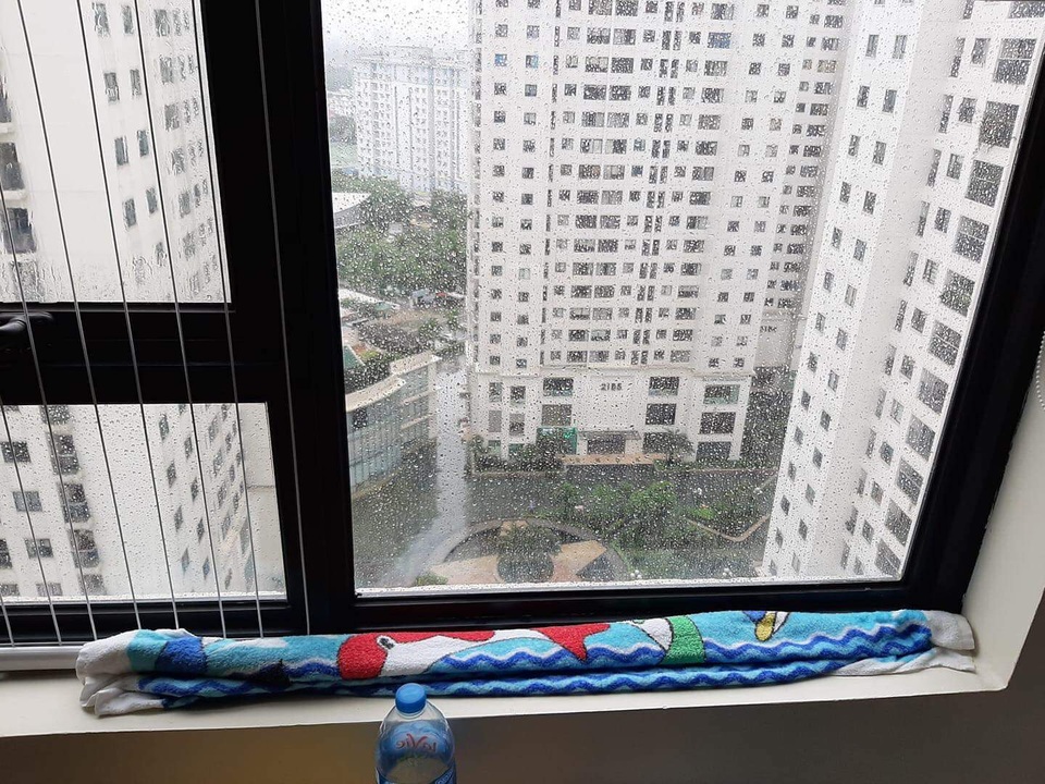 Hà Nội mưa xối xả, dân chung cư méo mặt hứng dột giữa lưng chừng trời - 4 Hà Nội mưa xối xả, dân chung cư méo mặt hứng dột giữa lưng chừng trời - 4