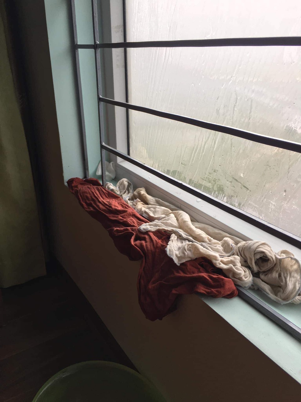 Hà Nội mưa xối xả, dân chung cư méo mặt hứng dột giữa lưng chừng trời - 5 Hà Nội mưa xối xả, dân chung cư méo mặt hứng dột giữa lưng chừng trời - 5