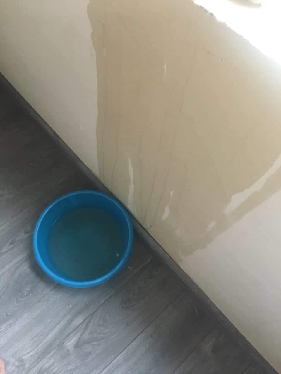 Hà Nội mưa xối xả, dân chung cư méo mặt hứng dột giữa lưng chừng trời - 2 Hà Nội mưa xối xả, dân chung cư méo mặt hứng dột giữa lưng chừng trời - 2