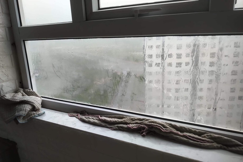 Hà Nội mưa xối xả, dân chung cư méo mặt hứng dột giữa lưng chừng trời - 1 Hà Nội mưa xối xả, dân chung cư méo mặt hứng dột giữa lưng chừng trời - 1
