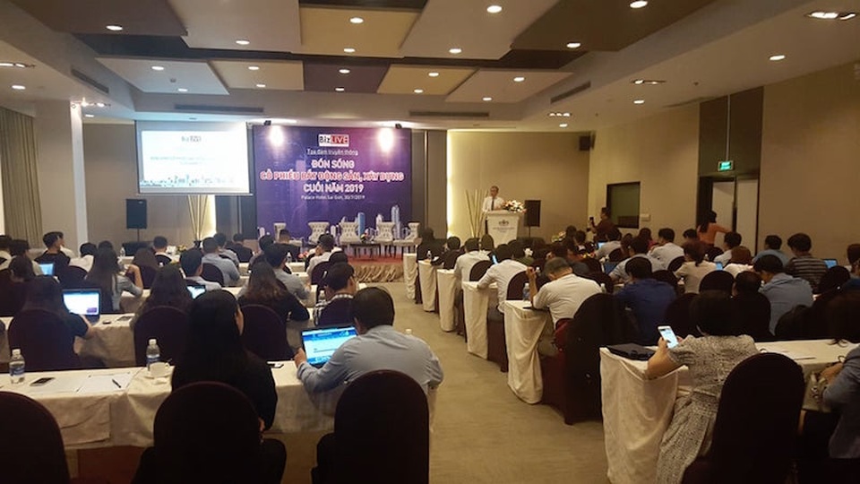 Bất động sản gặp khó, ngành tài chính hưởng lợi?! - 4 Bất động sản gặp khó, ngành tài chính hưởng lợi?! - 4