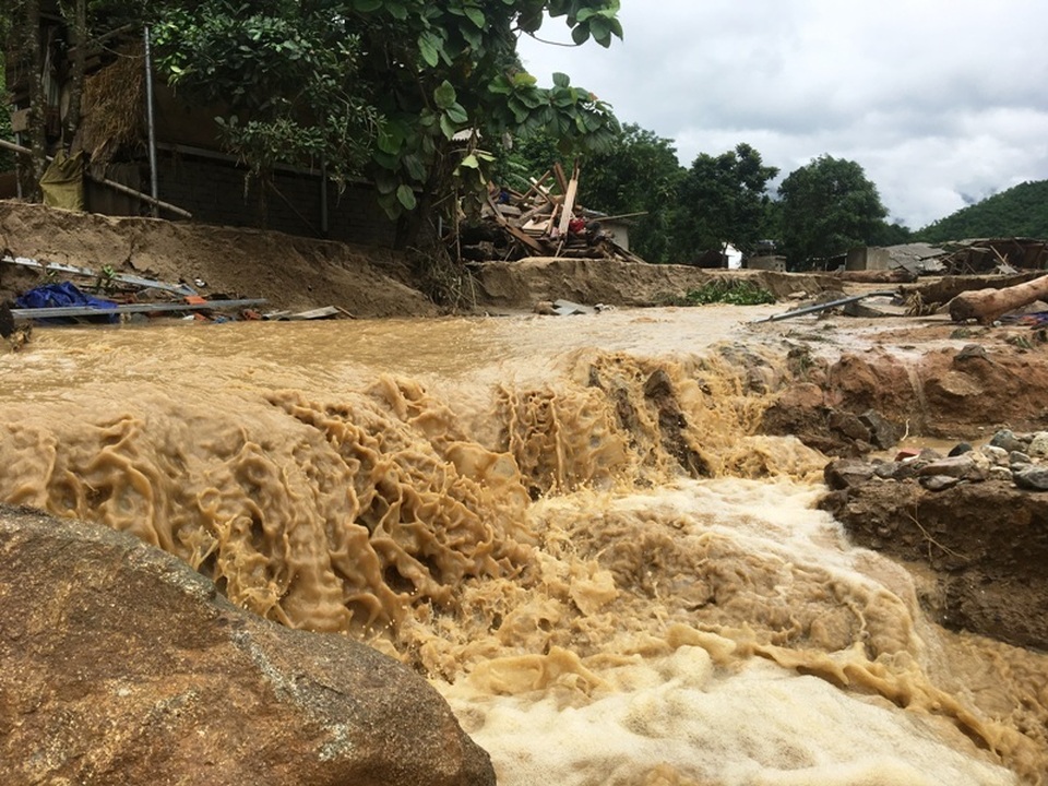 Òa khóc trước cảnh tan hoang sau cơn “đại hồng thủy” ở nơi đại ngàn - 17