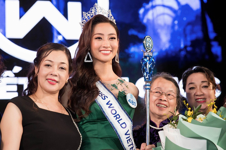 Mẹ hoa hậu Lương Thùy Linh: Tôi lo lắng khi con thành Hoa hậu và bước vào showbiz - 2 Mẹ hoa hậu Lương Thùy Linh: Tôi lo lắng khi con thành Hoa hậu và bước vào showbiz - 2
