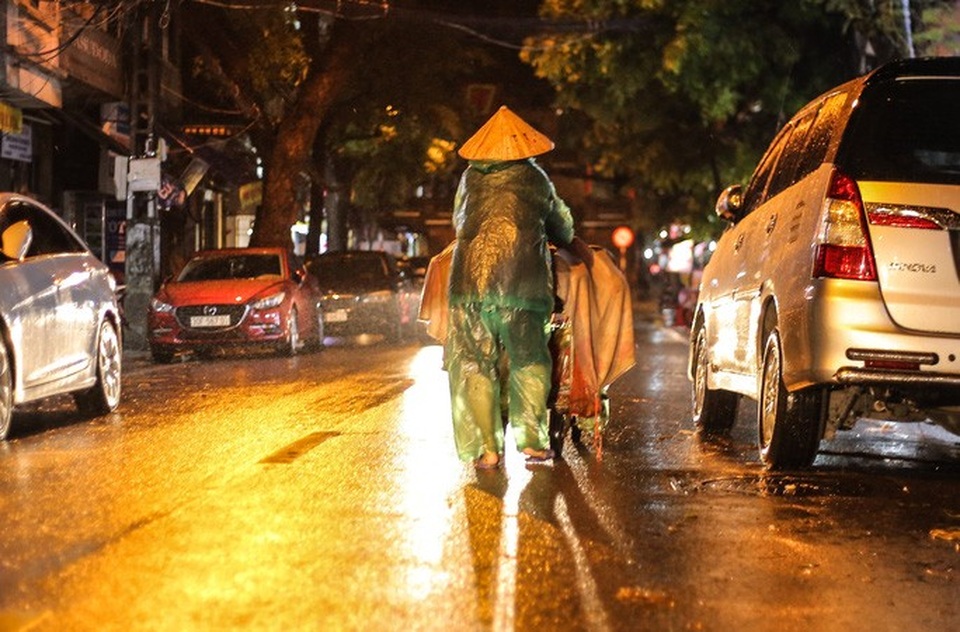 Những phận đời mưu sinh trong đêm mưa bão Hà Nội - 11