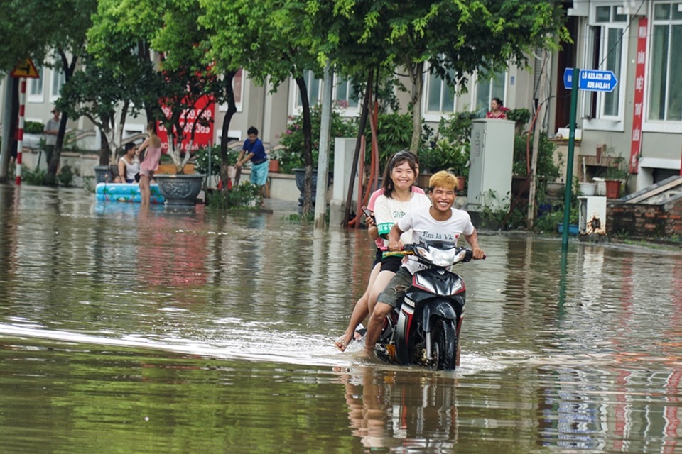 Biển nước bao vây khu biệt thự triệu đô ở Hà Nội - 3 Biển nước bao vây khu biệt thự triệu đô ở Hà Nội - 3