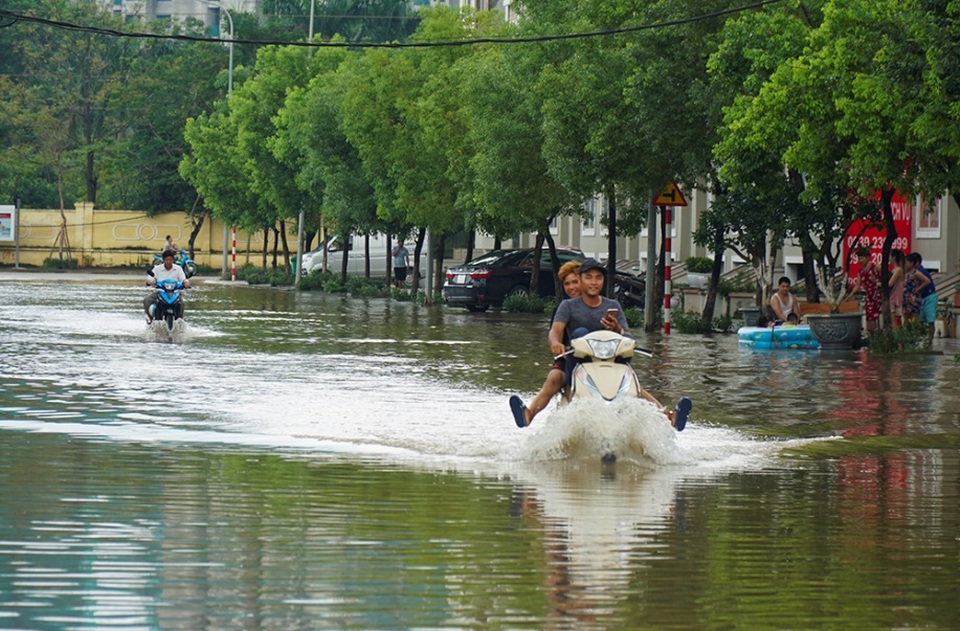 Biển nước bao vây khu biệt thự triệu đô ở Hà Nội - 6 Biển nước bao vây khu biệt thự triệu đô ở Hà Nội - 6