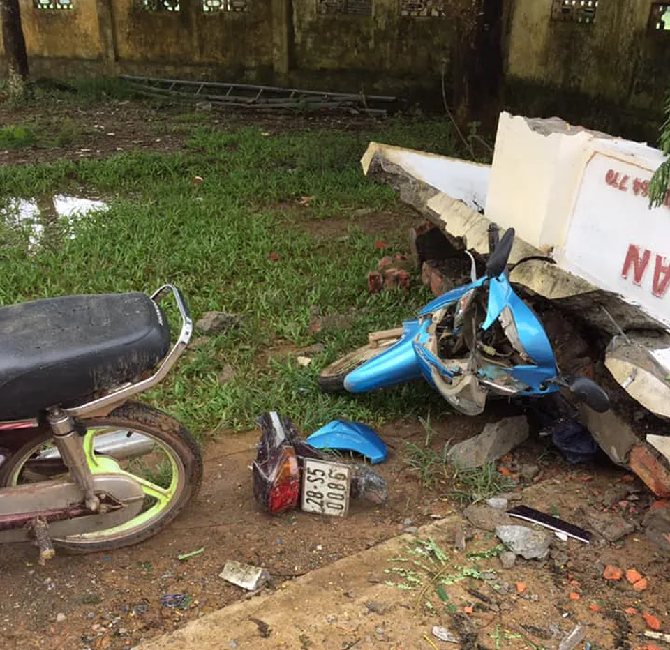 Xe tải kéo sập cổng UBND xã, đè bẹp xe máy và xe đạp - 2