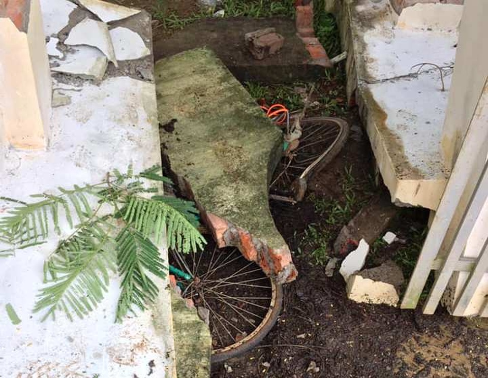 Xe tải kéo sập cổng UBND xã, đè bẹp xe máy và xe đạp - 3