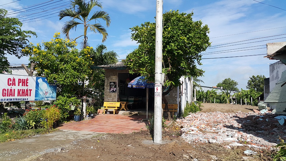 Bỗng nhiên bị người lạ đến đập phá nhà tan tành - 2 Bỗng nhiên bị người lạ đến đập phá nhà tan tành - 2
