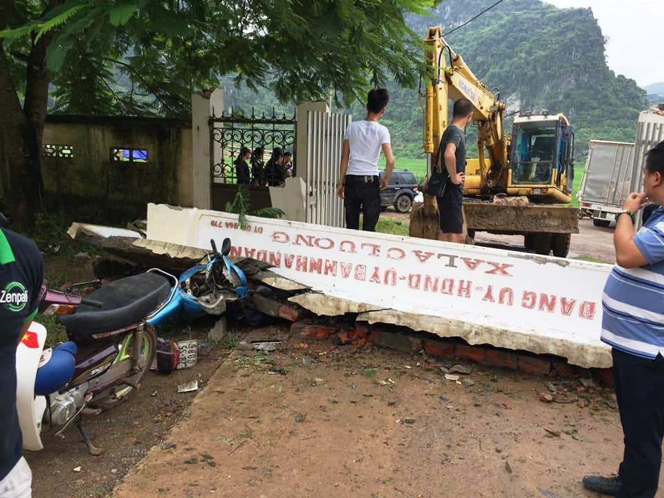 Xe tải kéo sập cổng UBND xã, đè bẹp xe máy và xe đạp - 1