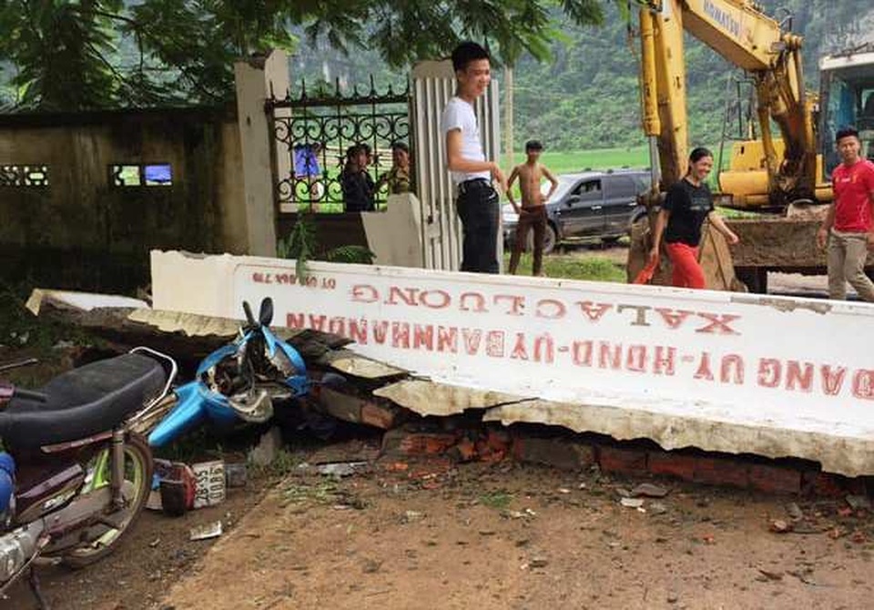 Xe tải kéo sập cổng UBND xã, đè bẹp xe máy và xe đạp - 4