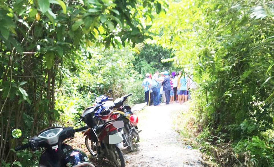 Người đàn ông chết trong nhà với vết cắt ở cổ - 1 Người đàn ông chết trong nhà với vết cắt ở cổ - 1