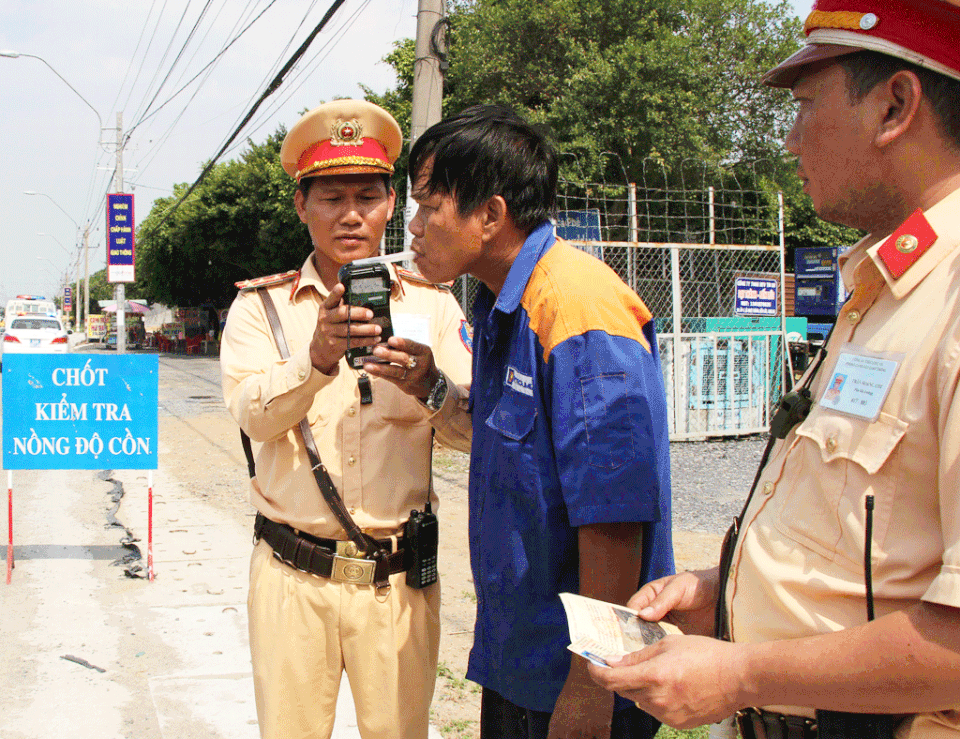 Long An: Nhiều tài xế dương tính ma túy, sử dụng bia rượu khi lái xe - 1