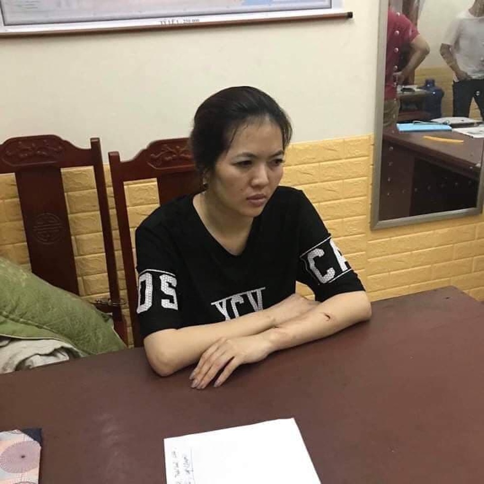 Nữ giám đốc nghi đâm cán bộ tòa án tử vong trên xe con - 1 Nữ giám đốc nghi đâm cán bộ tòa án tử vong trên xe con - 1