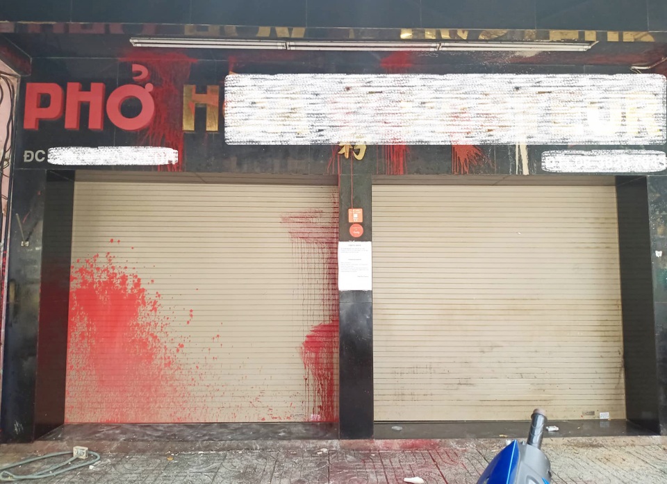 Vụ quán phở bị tạt sơn: Con rể chủ quán nợ đến 3,3 tỉ đồng - 1 Vụ quán phở bị tạt sơn: Con rể chủ quán nợ đến 3,3 tỉ đồng - 1