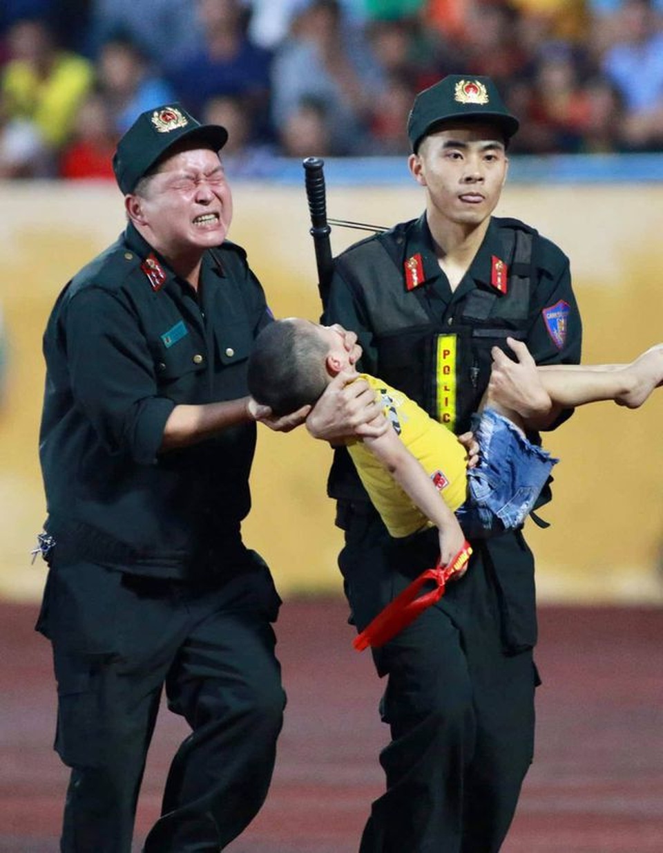 Chiến sĩ cảnh sát nghiến răng chịu đau để cứu trẻ bị co giật: Sơ cứu đã đúng cách? - 1 Chiến sĩ cảnh sát nghiến răng chịu đau để cứu trẻ bị co giật: Sơ cứu đã đúng cách? - 1