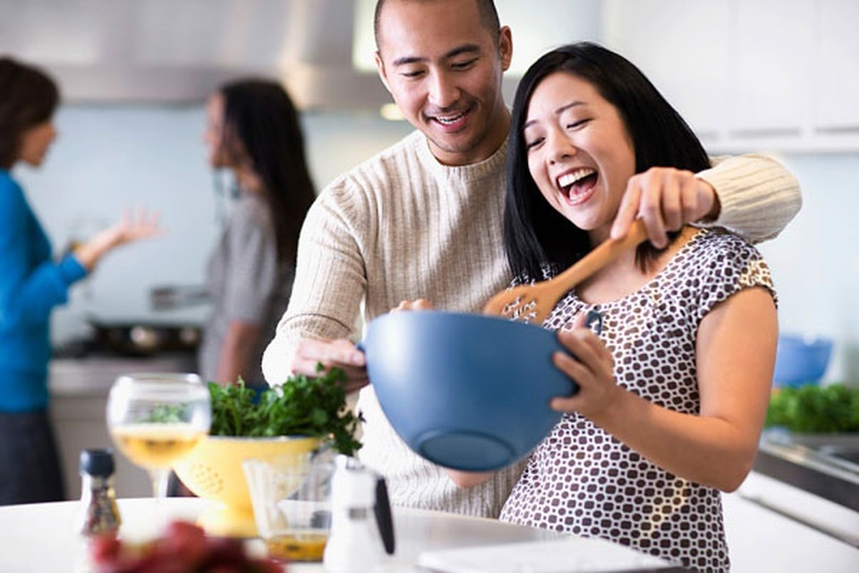 Giật mình phát hiện nhiều clip giường chiếu đỏ mặt trong điện thoại cũ của anh rể - 1