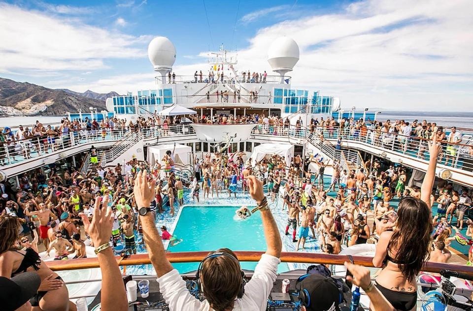 Hé lộ sự thật về những chuyến du lịch sang chảnh: Tình dục thác loạn và say xỉn - 4