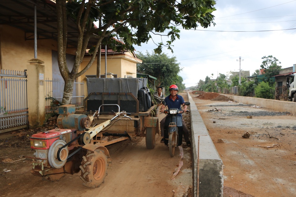 Hàng trăm người dân phản đối “con lươn lớn” nằm giữa con đường nhỏ! - 3 Hàng trăm người dân phản đối “con lươn lớn” nằm giữa con đường nhỏ! - 3