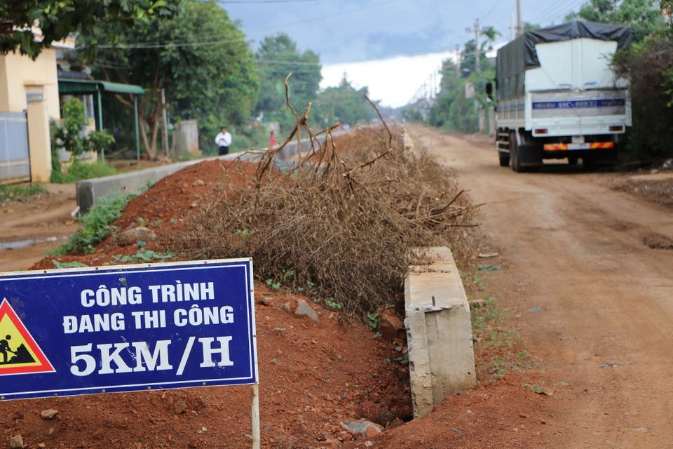 Hàng trăm người dân phản đối “con lươn lớn” nằm giữa con đường nhỏ! - 6 Hàng trăm người dân phản đối “con lươn lớn” nằm giữa con đường nhỏ! - 6