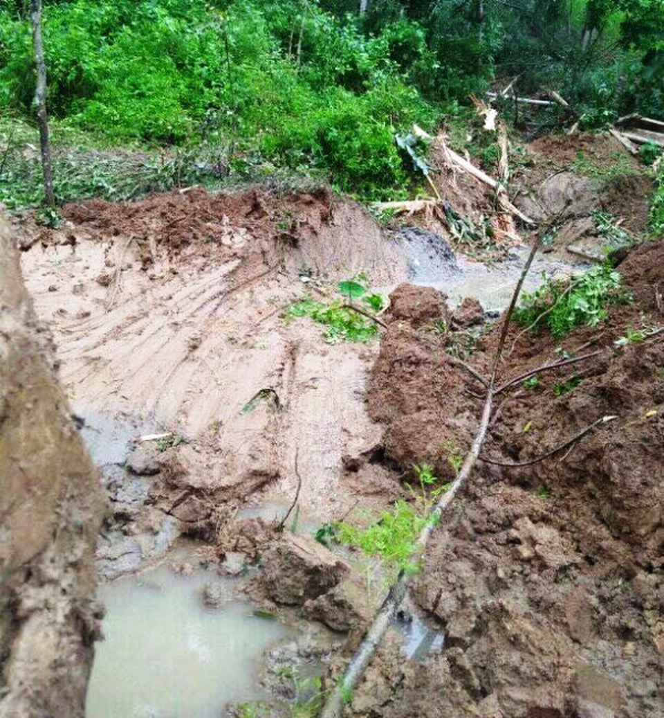 Giữa đêm, tảng đá 40 tấn lăn xuống khu dân cư, 8 hộ dân hút chết - 1 Giữa đêm, tảng đá 40 tấn lăn xuống khu dân cư, 8 hộ dân hút chết - 1