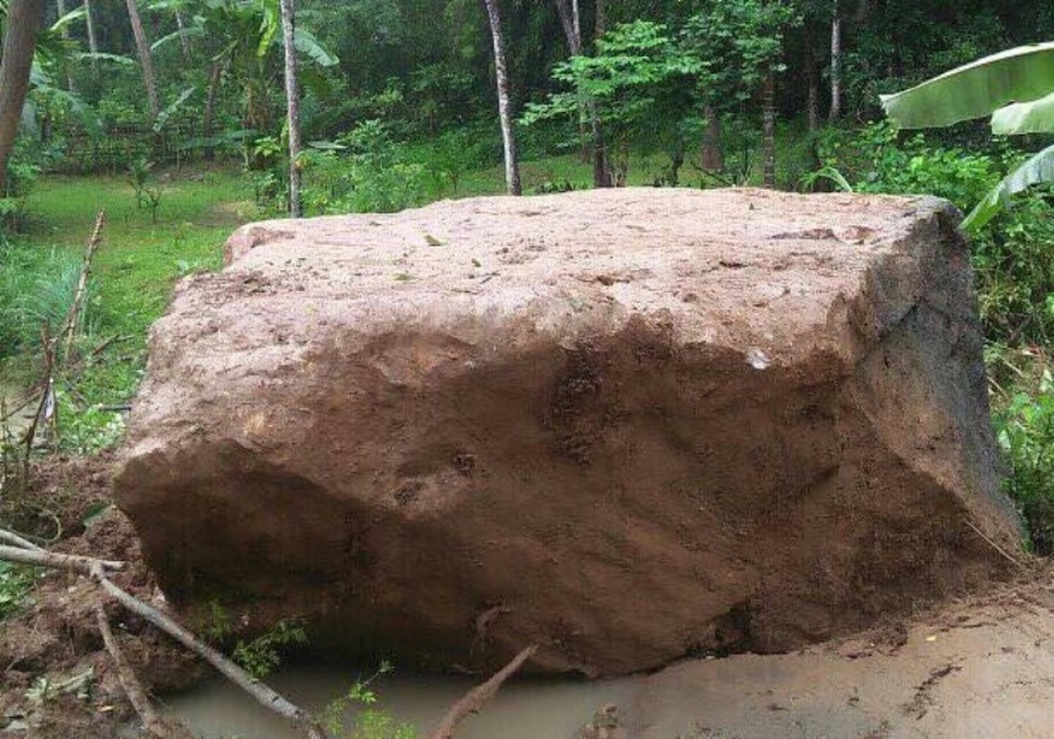 Giữa đêm, tảng đá 40 tấn lăn xuống khu dân cư, 8 hộ dân hút chết - 2 Giữa đêm, tảng đá 40 tấn lăn xuống khu dân cư, 8 hộ dân hút chết - 2