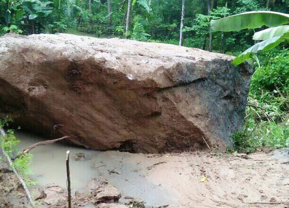 Giữa đêm, tảng đá 40 tấn lăn xuống khu dân cư, 8 hộ dân hút chết - 3 Giữa đêm, tảng đá 40 tấn lăn xuống khu dân cư, 8 hộ dân hút chết - 3