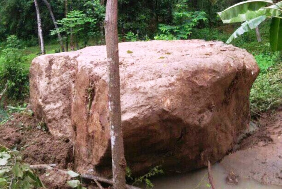 Giữa đêm, tảng đá 40 tấn lăn xuống khu dân cư, 8 hộ dân hút chết - 5 Giữa đêm, tảng đá 40 tấn lăn xuống khu dân cư, 8 hộ dân hút chết - 5