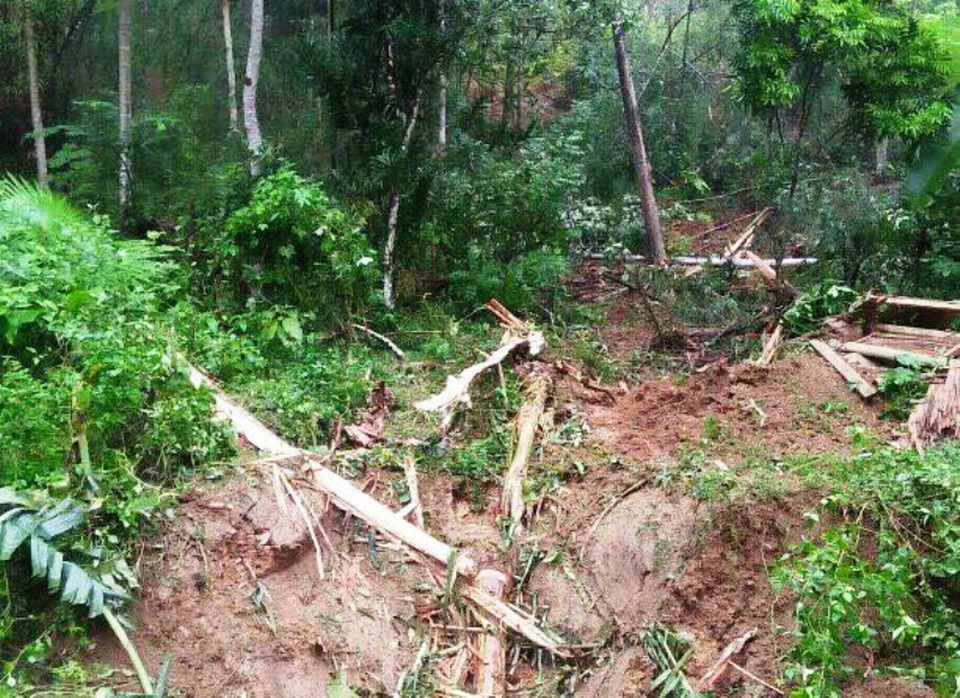 Giữa đêm, tảng đá 40 tấn lăn xuống khu dân cư, 8 hộ dân hút chết - 4 Giữa đêm, tảng đá 40 tấn lăn xuống khu dân cư, 8 hộ dân hút chết - 4