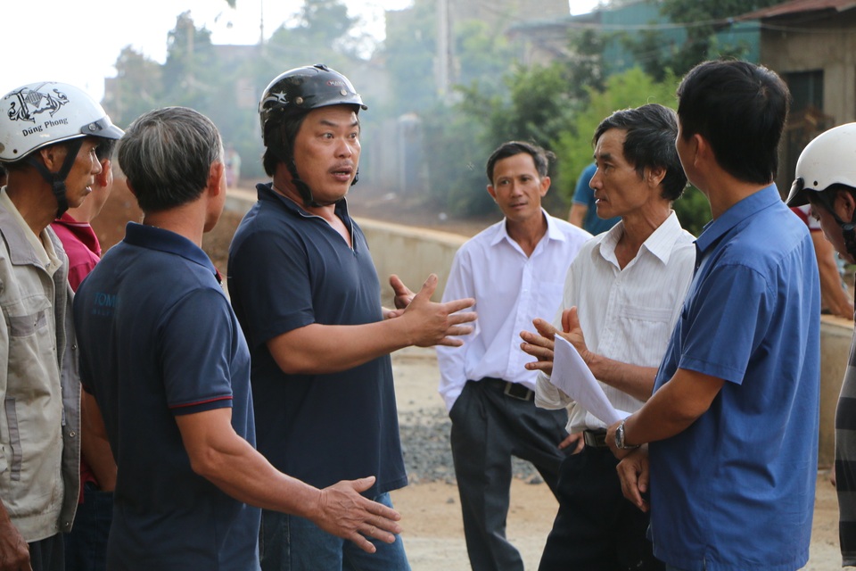 Hàng trăm người dân phản đối “con lươn lớn” nằm giữa con đường nhỏ! - 2 Hàng trăm người dân phản đối “con lươn lớn” nằm giữa con đường nhỏ! - 2