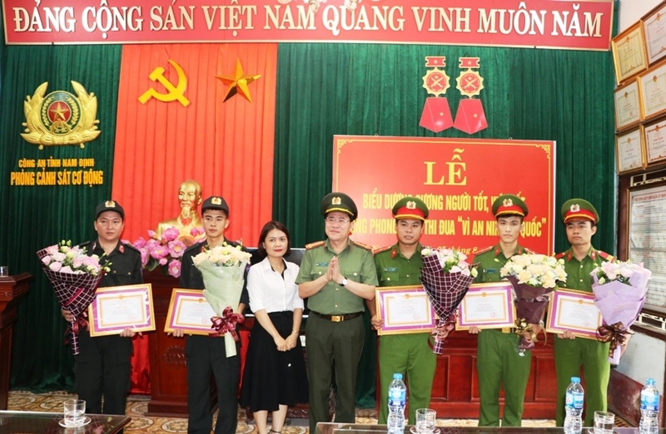 Tuyên dương 5 chiến sĩ cảnh sát cứu cháu bé co giật trên sân Thiên Trường - 1 Tuyên dương 5 chiến sĩ cảnh sát cứu cháu bé co giật trên sân Thiên Trường - 1
