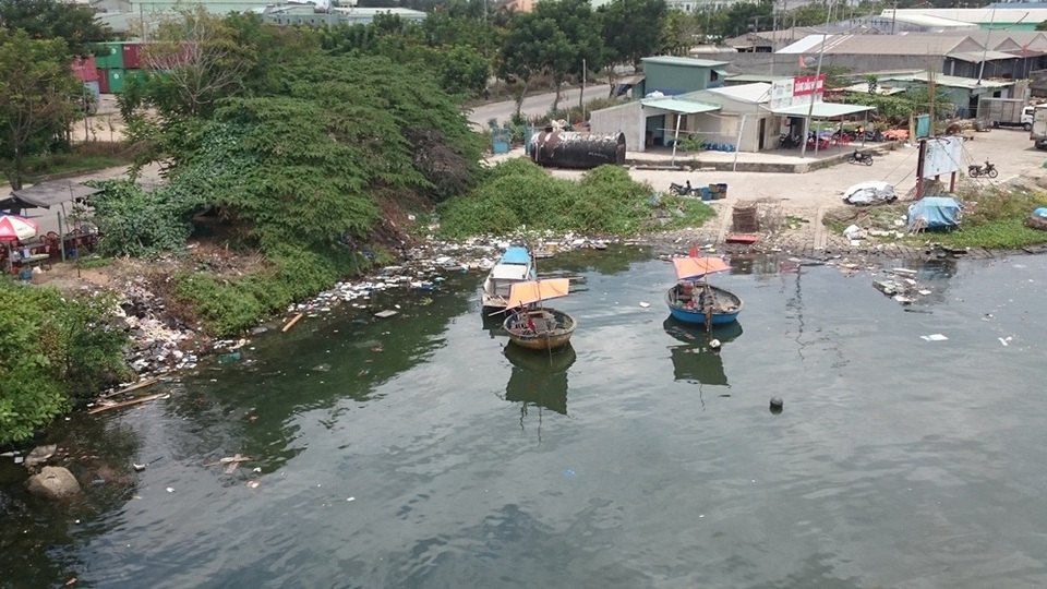 Âu thuyền lớn nhất Đà Nẵng ngập trong rác thải, mùi hôi - 2 Âu thuyền lớn nhất Đà Nẵng ngập trong rác thải, mùi hôi - 2