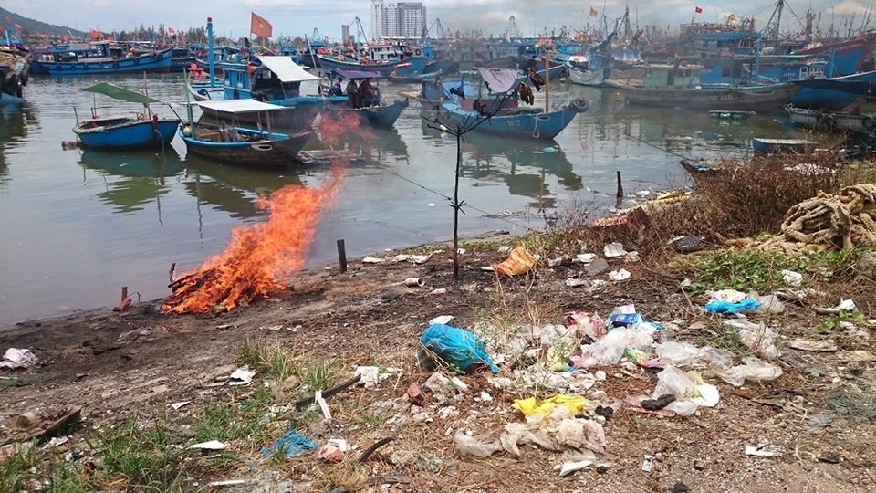 Âu thuyền lớn nhất Đà Nẵng ngập trong rác thải, mùi hôi - 5 Âu thuyền lớn nhất Đà Nẵng ngập trong rác thải, mùi hôi - 5
