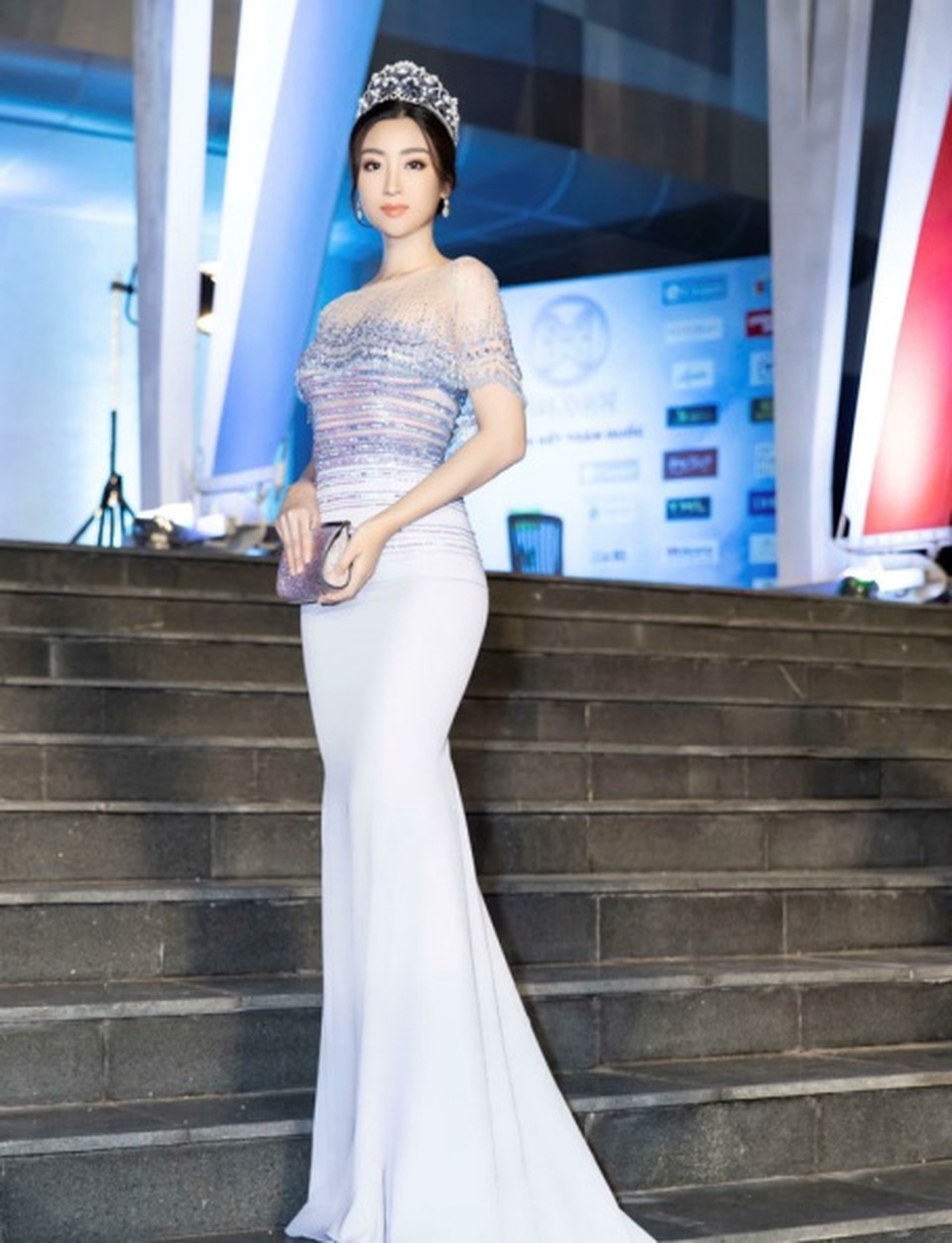 Hoàng Thùy gây sốc với bikini “tí hon” - 3