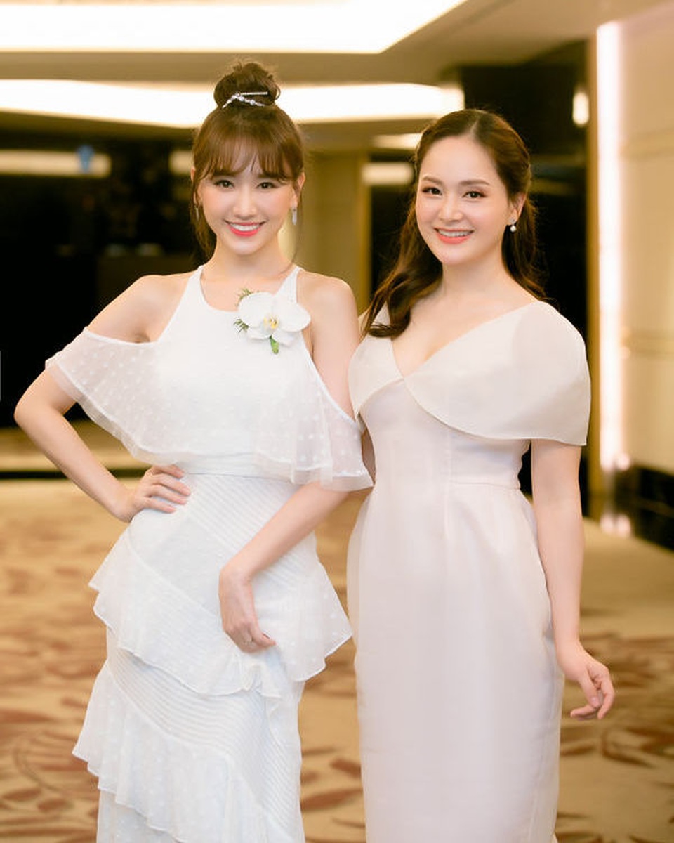 Hoàng Thùy gây sốc với bikini “tí hon” - 11