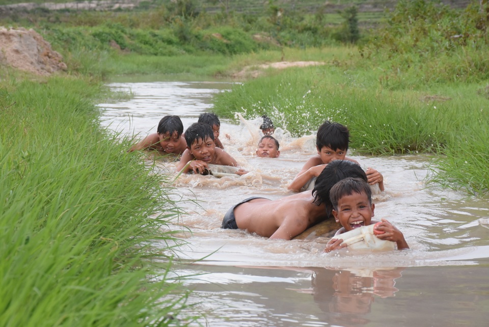 3 thanh niên “ngăn suối” mở lớp dạy bơi “dã chiến” cho trẻ em làng - 1 3 thanh niên “ngăn suối” mở lớp dạy bơi “dã chiến” cho trẻ em làng - 1