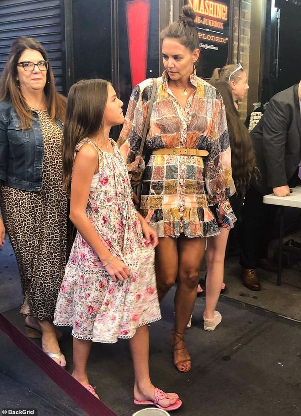 Katie Holmes giản dị cùng con ra phố - 3