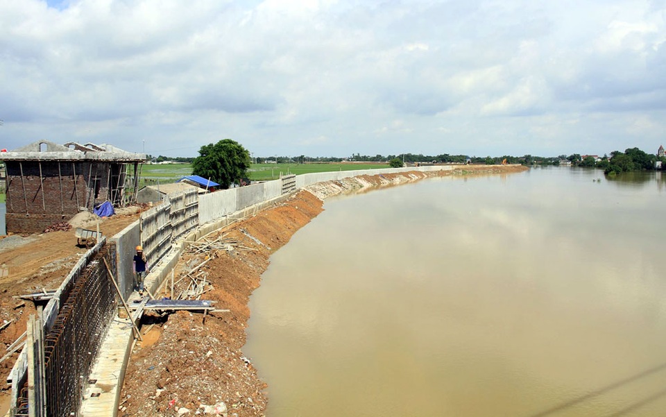 Hà Nội gấp rút hoàn thiện đê bê tông ngăn lũ sông Bùi đe dọa nội thành - 1 Hà Nội gấp rút hoàn thiện đê bê tông ngăn lũ sông Bùi đe dọa nội thành - 1