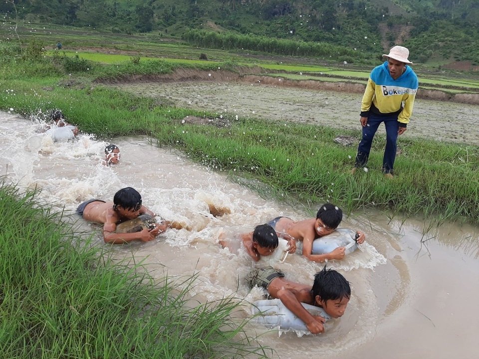 3 thanh niên “ngăn suối” mở lớp dạy bơi “dã chiến” cho trẻ em làng - 2 3 thanh niên “ngăn suối” mở lớp dạy bơi “dã chiến” cho trẻ em làng - 2