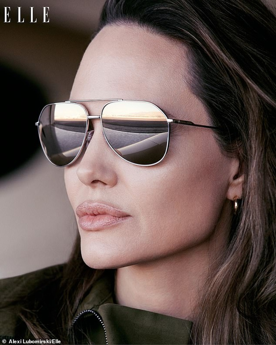 Angelina Jolie muốn có thật nhiều “phụ nữ tinh quái” trên thế giới - 9 Angelina Jolie muốn có thật nhiều “phụ nữ tinh quái” trên thế giới - 9