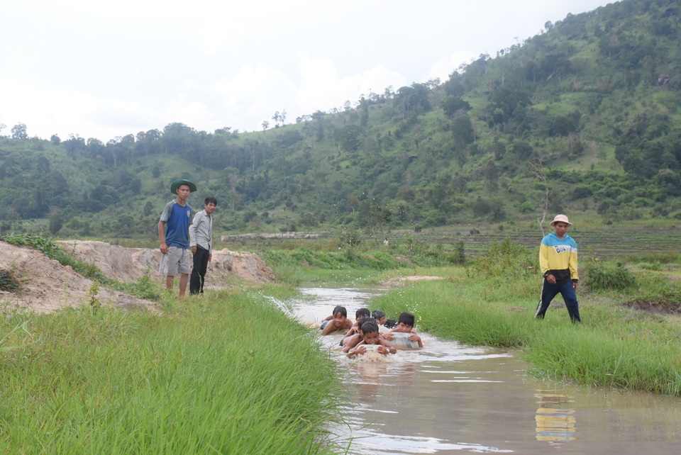 3 thanh niên “ngăn suối” mở lớp dạy bơi “dã chiến” cho trẻ em làng - 3 3 thanh niên “ngăn suối” mở lớp dạy bơi “dã chiến” cho trẻ em làng - 3