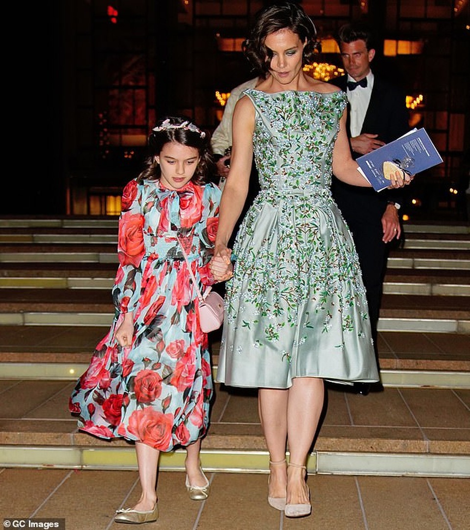 Katie Holmes giản dị cùng con ra phố - 5