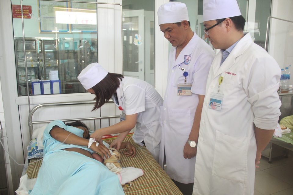 Bác sĩ mổ khẩn cấp cứu sống bé bị sa dây rốn, nguy kịch trong bụng mẹ - 2 Bác sĩ mổ khẩn cấp cứu sống bé bị sa dây rốn, nguy kịch trong bụng mẹ - 2