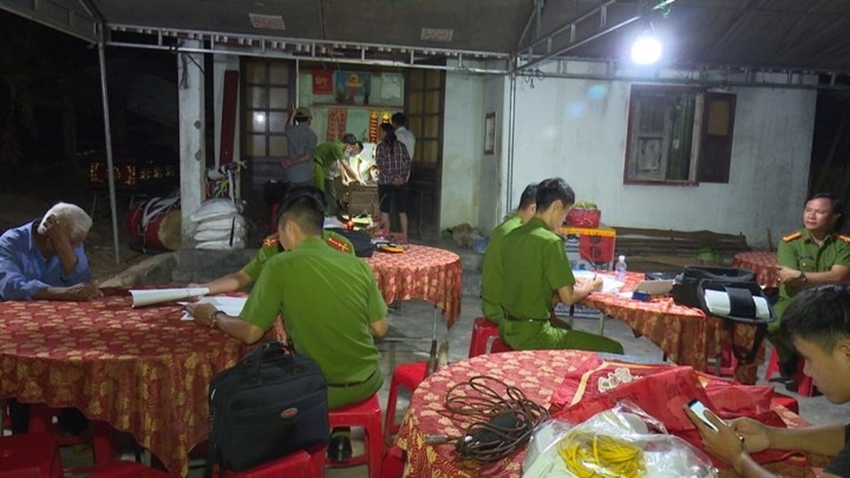 Nghi án em dùng cây gỗ đánh anh trai tử vong - 1 Nghi án em dùng cây gỗ đánh anh trai tử vong - 1