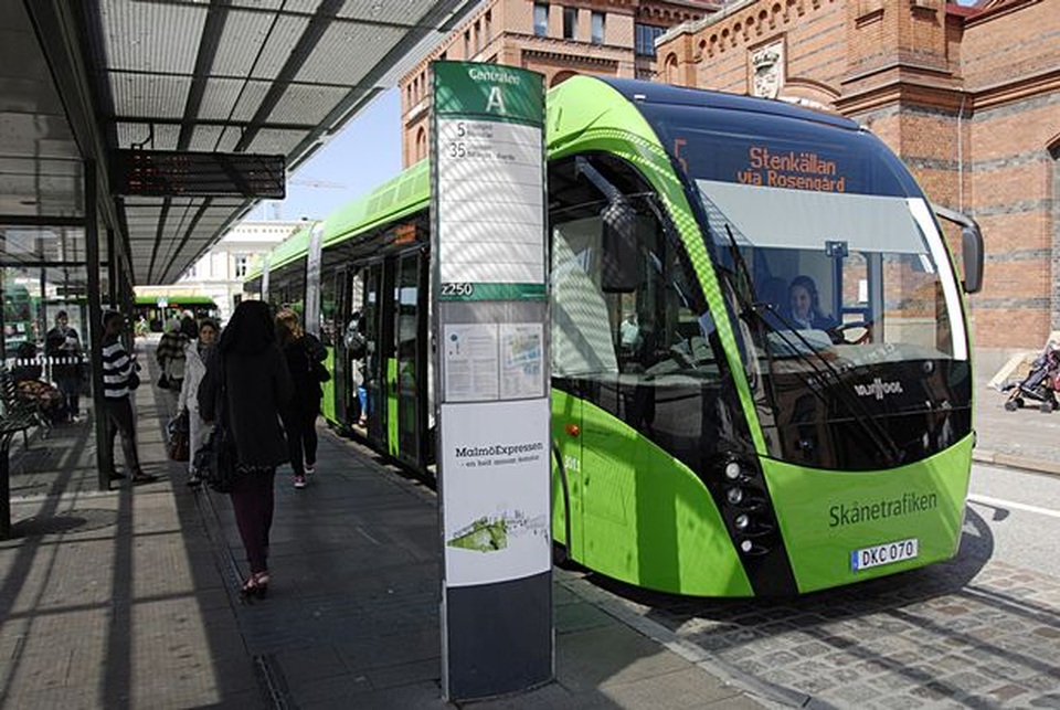 Ăn mặc mát mẻ vì thời tiết nóng nực, cô gái xinh đẹp bị đuổi khỏi xe bus - 2 Ăn mặc mát mẻ vì thời tiết nóng nực, cô gái xinh đẹp bị đuổi khỏi xe bus - 2
